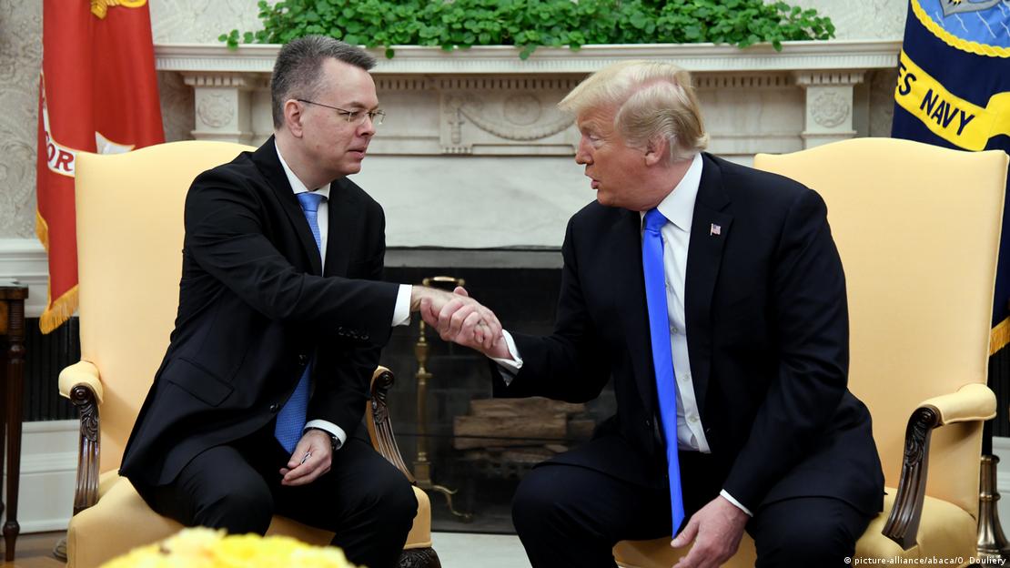 Rahip Brunson, hakkında hüküm verildikten ve ev hapsi kaldırıldıktan sonra ABD'ye dönüşünde Beyaz Saray'da ABD Başkanı Donald Trump ile 