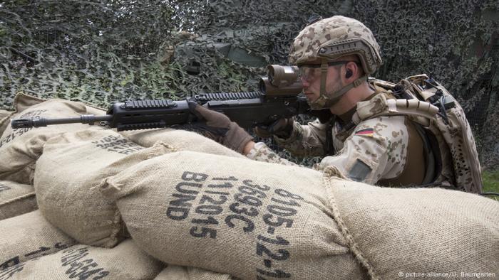 Sturmgewehr G36
Die Soldaten mochten es, die Ministerin aber nicht: Weil das Sturmgewehr G36 bei Laborversuchen unter extremen Temperaturbedingungen ungenau schoss, wurde es aussortiert. Der Vergabe-Prozess für die Beschaffung eines Nachfolgemodells war aber von Pleiten, Pech und Pannen gekennzeichnet. Der Bundesrechnungshof kritisierte schwerwiegende Mängel in der Ausschreibung