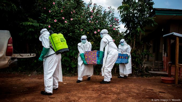 Ein mutmaßlicher Ebola-Toter in Beni wird abgeholt