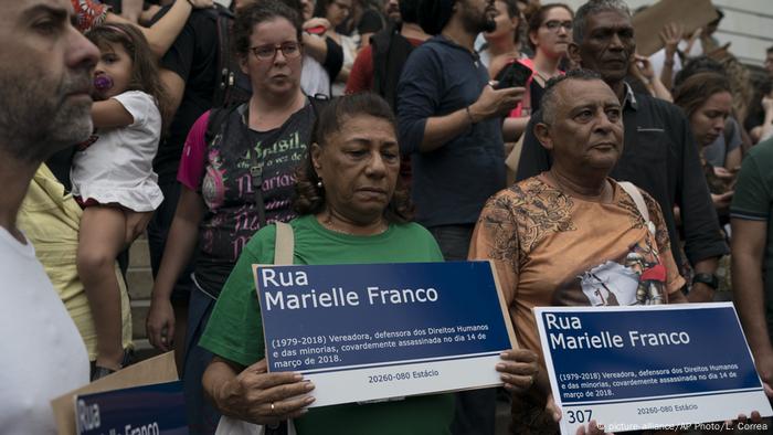 Mãe e pai de Marielle seguram placas de rua em homenagem à filha, em outubro de 2018