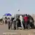 Filmcrew schiebt Auto durch die Wüste (REAL FICTION FILMVERLEIH.)