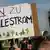 Demonstrantin am Hambacher Forst mit Schild "Nein zu Kohlestrom"