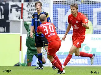 Der Düsseldorfer Ranislav Jovanovic (re.) erzielt das 1:0 und jubelt mit seinem Teamkollegen Olivier Caillas (mi.) (Quelle: Achim Scheidemann dpa/lnw)