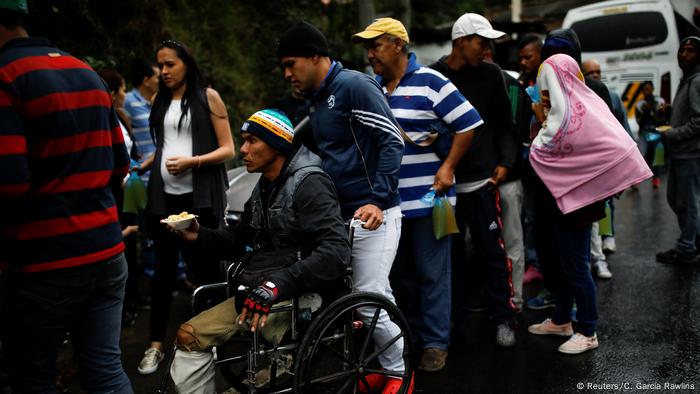 Un grupo de colombianos ha instalado un comedor informal para venezolanos cerca de la frontera. 