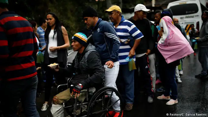 Un grupo de colombianos ha instalado un comedor informal para venezolanos cerca de la frontera. 