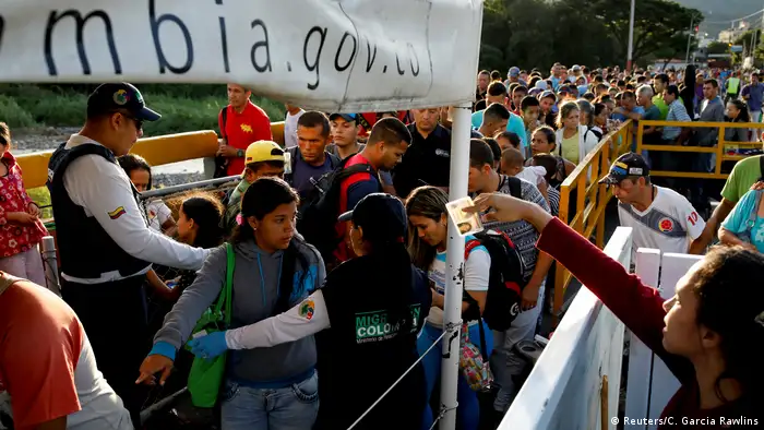 Aunque la frontera estuvo abierta a todos durante mucho tiempo, desde el comienzo de la crisis, ahora sólo los venezolanos con pasaporte pueden entrar legalmente a Colombia. La mayoría lo hace por trochas, como ilegales.