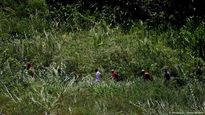 Debido a que muchos venezolanos no tienen pasaporte y apenas pueden conseguirlo, la gente ahora viaja a Colombia sin papeles e ilegalmente.