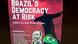 Cartel que pone "La democracia de Brasil está en peligro". Cartel que pone "La democracia de Brasil está en peligro".