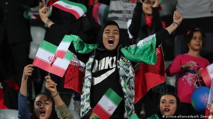 Iran Teheran - iranische Frauen beim Länderspiel Bolivien gegen Iran (picture-alliance/dpa/S. Zareian)