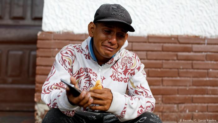 Un mensaje de su madre hace llorar a este migrante. 