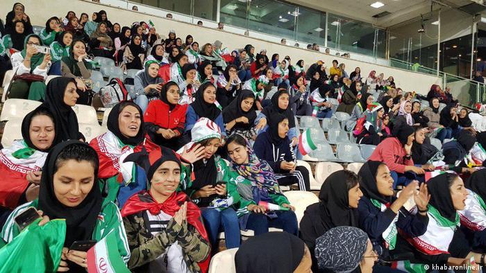 بازیکنان تیم فوتبال زنان بر اساس درخواست فدراسیون فوتبال مستقیما از اردوی تمرینی به استادیوم آزادی آمدند. تیم ملی زنان زیر ۱۹ سال هم شاهد بازی ایران و بولیوی بود. 