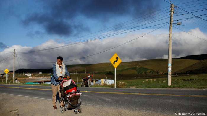Envió a su esposa y a sus dos hijos en un coche para que no tuvieran que pasar frío en la meseta de la montaña. 