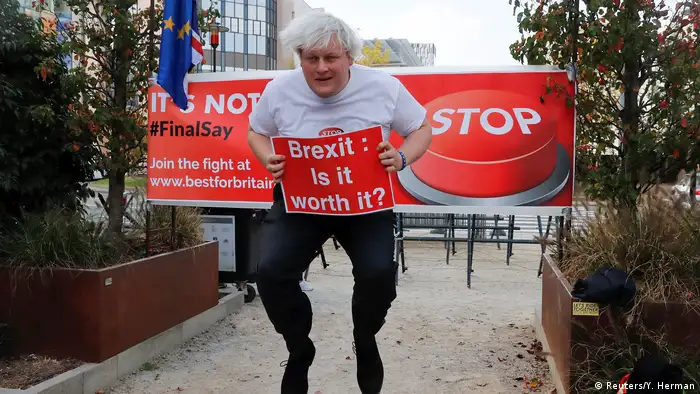 BdT: Belgien, Brüssel: Drew Galdron, der Imitator von Boris Johnson, springt während einer Demonstration gegen den Brexit (Reuters/Y. Herman)