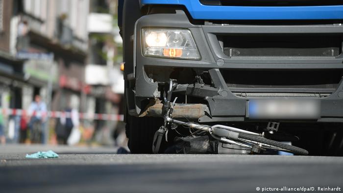 Deutachland | Fahrradfahrerin stirbt nach Unfall mit Lkw