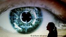 Ein übergroßes Auge, dessen Pupille vermessen wird, schaut sich am 06.11.2013 in der Spionageausstellung im Top Secret in Oberhausen (Nordrhein-Westfalen) eine Mitarbeiterin an. Die Mehr! Entertainment Gruppe gibt zum 31.12.2013 TOP SECRET, die geheime Welt der Spionage auf. Neuer Betreiber wird der Privatmann Ingo Mersmann. Foto: Roland Weihrauch/dpa | Verwendung weltweit
