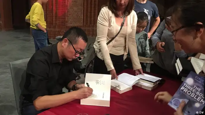 Autogrammstunde bei Liu Cixin