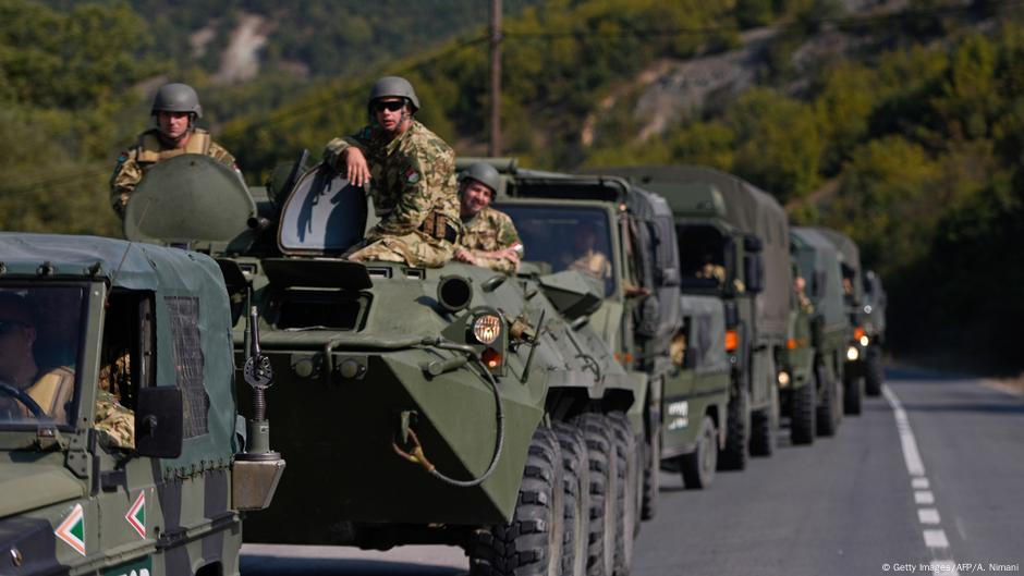 Patrullime të sinkronizuara të KFOR-it me ushtrinë serbe në vijën kufitare  me Kosovën | Ballkani | DW | 11.08.2020