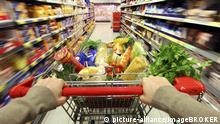 Voller Einkaufswagen wird durch einen Gang geschoben, Lebensmittelabteilung, Supermarkt, Deutschland, Europa | Verwendung weltweit, Keine Weitergabe an Wiederverkäufer.