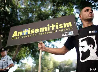 以色列青年对瑞典晚报的文章进行抗议，手举“打着言论自由旗号的反犹太主义”的标语