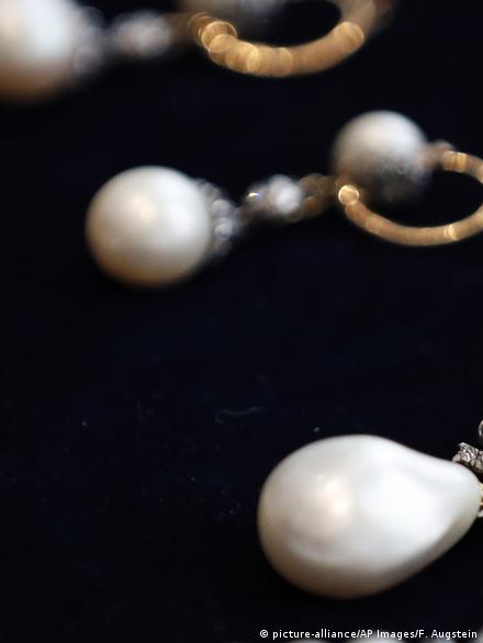 Heirs of Beheaded King Sell Marie Antoinette's Pearl Pendant