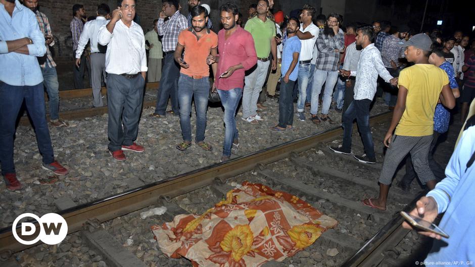 Zug Uberrollt Festteilnehmer Mehr Als 60 Tote In Indien Aktuell Asien Dw 19 10 18