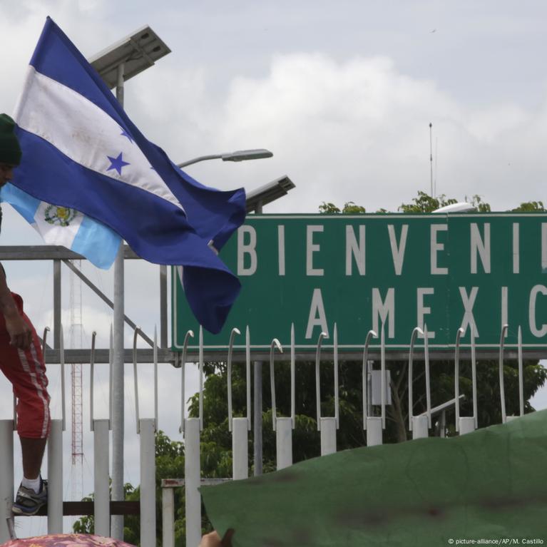 Caravana de migrantes rompe cord n policial y entra a M xico