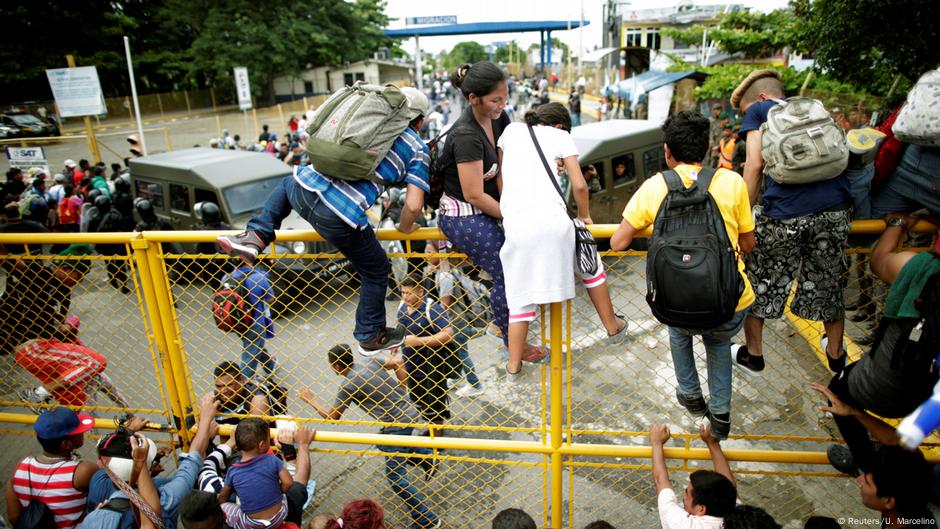 Migranten aus Honduras am Grenzübergang in Tecun Uman auf dem Weg in die USA