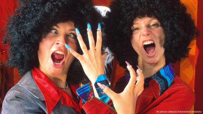 Symbolbild Frauen mit Afroperücken (picture-alliance/blickwinkel/fotototo)