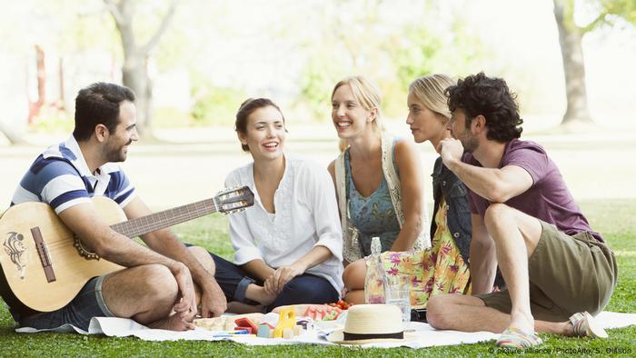 Symbolbild Junge Menschen im Park (picture-alliance/PhotoAlto/S. Olsson)