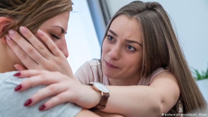 Symbolbild Frau tröstet Freundin (picture-alliance/dpa/C. Klose)