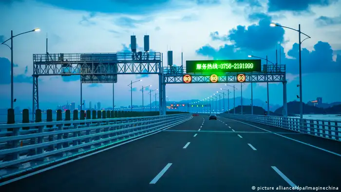 Auf großen Schilderbrücken leuchtet die maximal erlaubte Geschwindigkeit von 80 km/h. (Foto: picture alliance/dpa/Imaginechina)