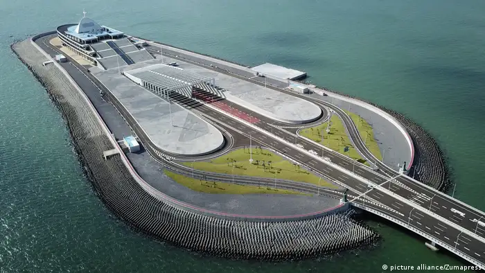 Am Rande der Hongkong-Zhuhai-Macao-Brücke wurde eine Insel inklusive Rastplatz geschaffen. (Foto: picture alliance/Zumapress)