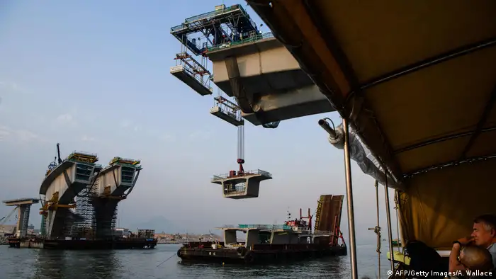 Riesige Stahl- und Betonträger der Hongkong-Zhuhai-Macao-Brücke ragen aus dem Meer heraus. Einzelne Brückenbauteile werden an die jeweiligen Enden angesetzt. (Foto: AFP/Getty Images/A. Wallace)