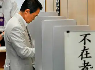 大选在即，处于劣势的自民党主席、首相麻生太郎面临压力