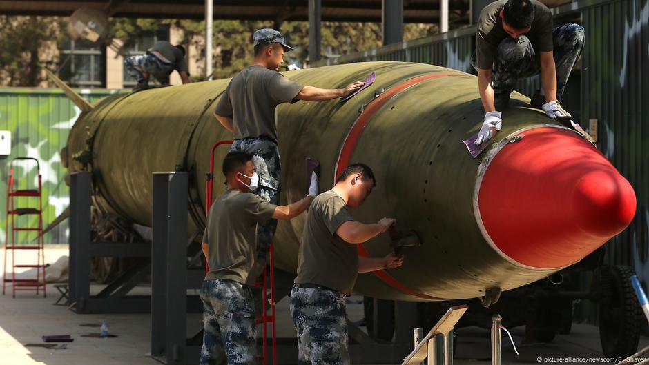 中國人民革命軍事博物館內，幾名士兵正在清潔一枚已經退役的東風2型中程彈道導彈 2017年資料圖