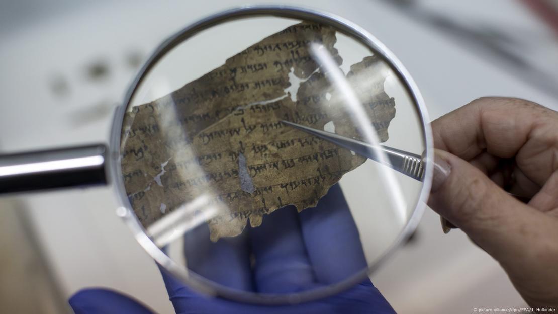 La metodología de IA identificó patrones lingüísticos en textos bíblicos, diferenciando múltiples autores a través de palabras comunes. En la foto, un restaurador trabajando con fragmentos de los Rollos del Mar Muerto en el Laboratorio Digital del Museo de Israel, 2015. La metodología de IA identificó patrones lingüísticos en textos bíblicos, diferenciando múltiples autores a través de palabras comunes. En la foto, un restaurador trabajando con fragmentos de los Rollos del Mar Muerto en el Laboratorio Digital del Museo de Israel, 2015.