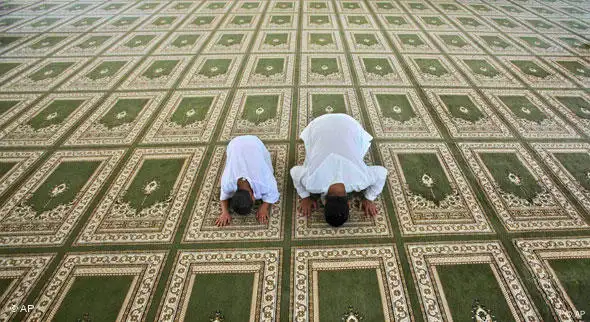 Palästinensische Muslime beten in einer Moschee in Ramallah zum Fastenmonat Ramadan (Foto: AP)