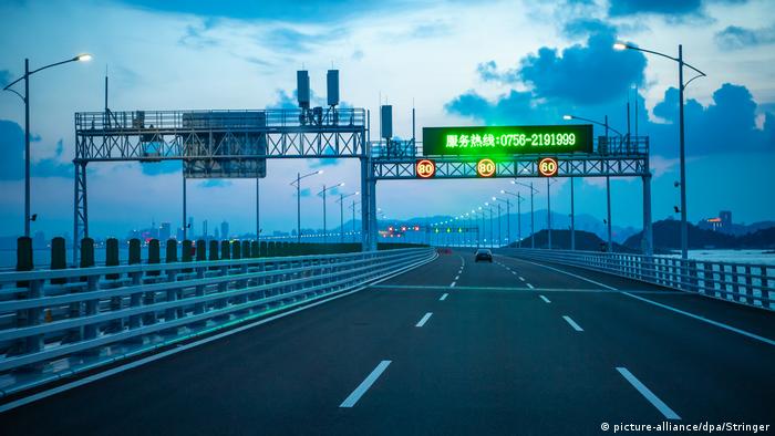 China Eröffnung Hongkong-Zhuhai-Macau-Brücke (picture-alliance/dpa/Stringer)