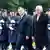 Prezydent Andrzej Duda w towarzystwie prezydenta Franka-Waltera Steinmeiera przed Zamkiem Bellevue w Berlinie