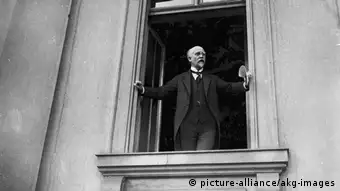 Philipp Scheidemann proclamant la république à la fenêtre du Reichstag