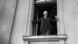 Foto em preto e branco mostra o político social-democrata enquadrado por janela aberta do Reichstag, em 1918 Foto em preto e branco mostra o político social-democrata enquadrado por janela aberta do Reichstag, em 1918