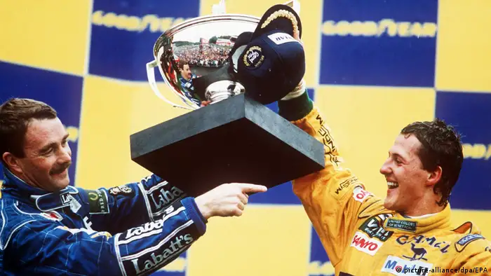 Michael Schumacher recibe un trofeo (Picture-alliance/dpa/EPA)