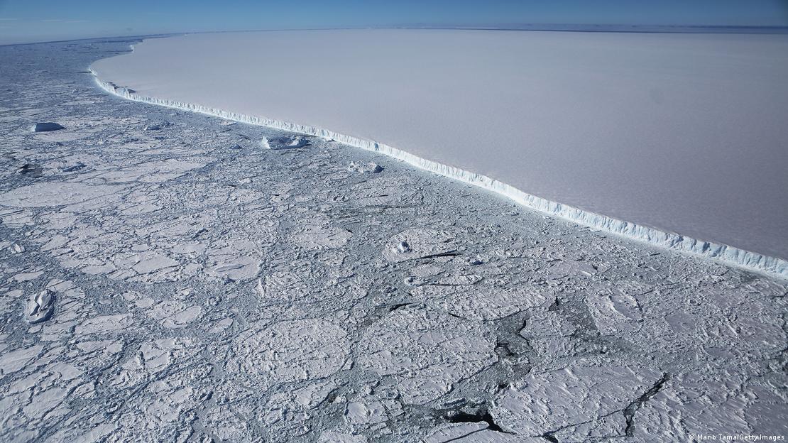 Un enorme iceberg del tamaño del estado de Delaware en esta vista panorámica, cerca de la costa de la Península Antártica. 