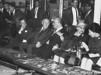 Fädelten die Aufnahme der diplomatischen Beziehungen zwischen BRD und Israel ein - Ludwig Erhard (2. v. links) und Levi Eschkol (3. v. links) (Der Ex-Bundeskanzler hält sich zu einem zehntägigen privaten Besuch in Israel auf, 30. Oktober 1967)
