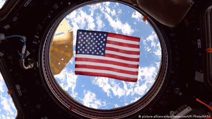 ISS | Amerikanische Flagge im Fenster der International Space Station
