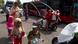Penduduk Surabaya mengantri untuk membeli tiket bus dengan memberikan botol plastik bekas (Reuters/S. Pamungkas) Penduduk Surabaya mengantri untuk membeli tiket bus dengan memberikan botol plastik bekas (Reuters/S. Pamungkas)