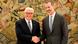 El presidente alemán, Frank-Walter Steinmeier (izqda.), dándole la mano al rey Felipe VI, en el Palacio de la Zarzuela, en Madrid. El presidente alemán, Frank-Walter Steinmeier (izqda.), dándole la mano al rey Felipe VI, en el Palacio de la Zarzuela, en Madrid.