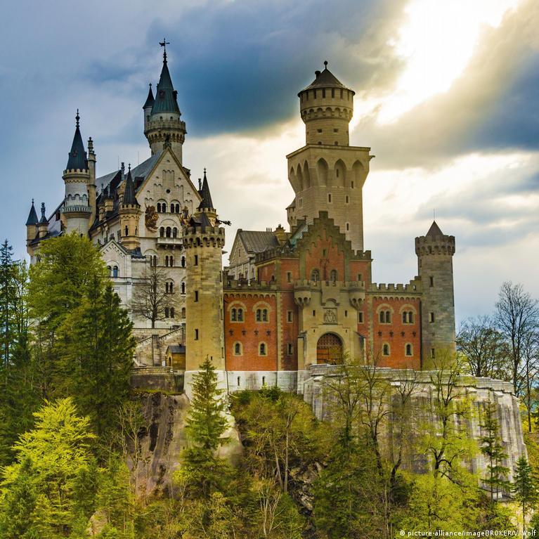 Нойшванштайн - сказочный замок баварского короля Людвига II – DW –  13.06.2021