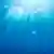 Foto submarina, com raios de luz cortando a água
