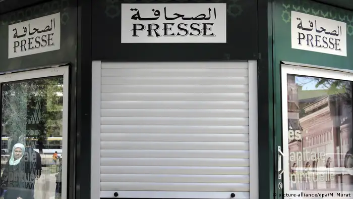 Marokko, Fes: Arabische Schriftzeichen - Presse (picture-alliance/dpa/M. Murat)